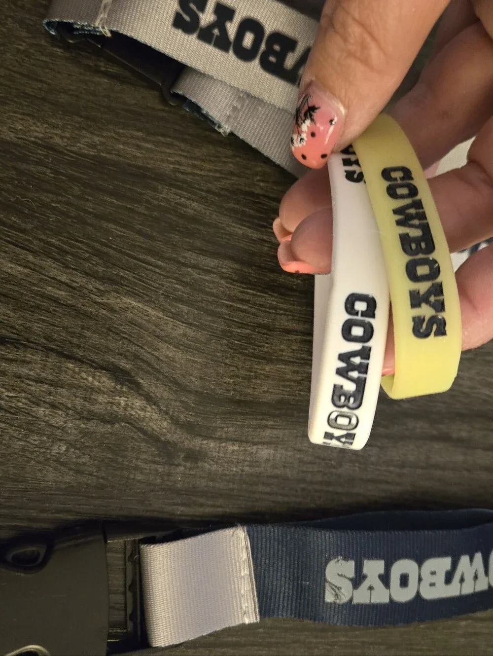 NFL Dallas Cowboys Reversible Lanyard And 2 Silicone Bracelets